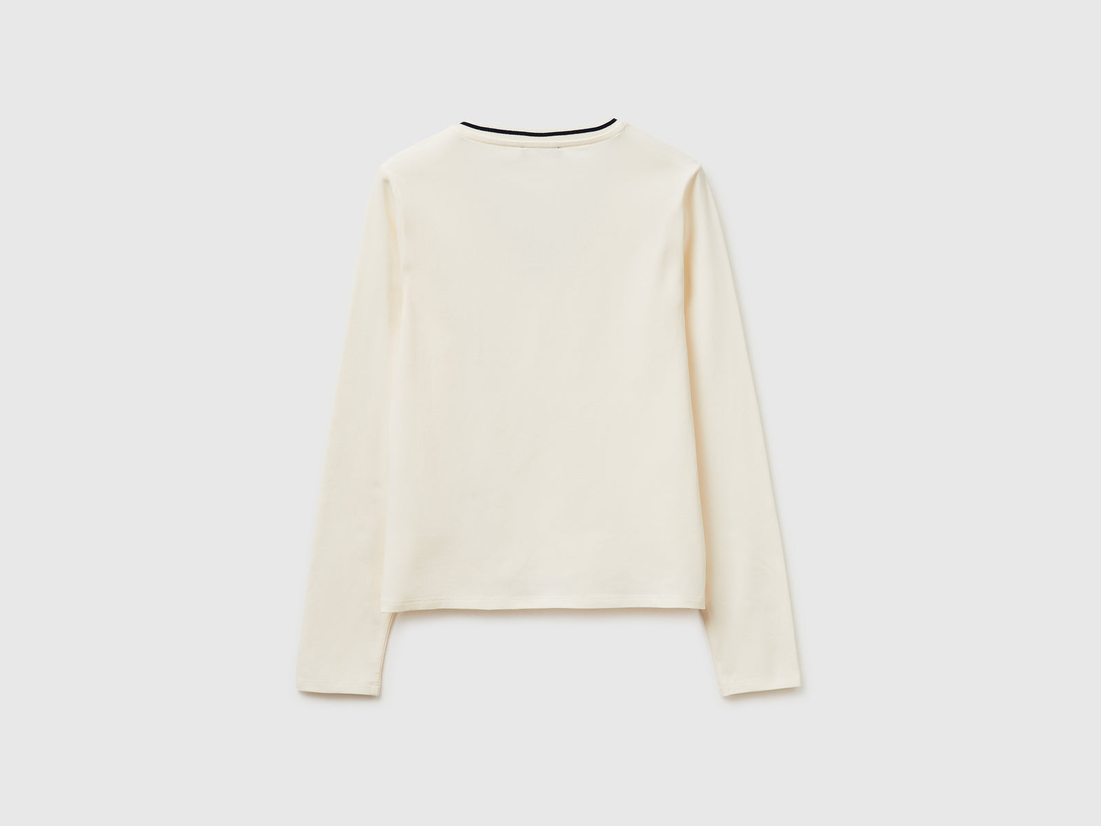 T-shirt ajustada com decote em V - ucb_image_BS