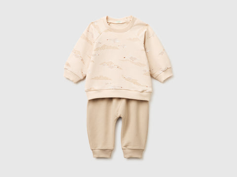 Stretch sweatshirt outfit - ucb_image_FS