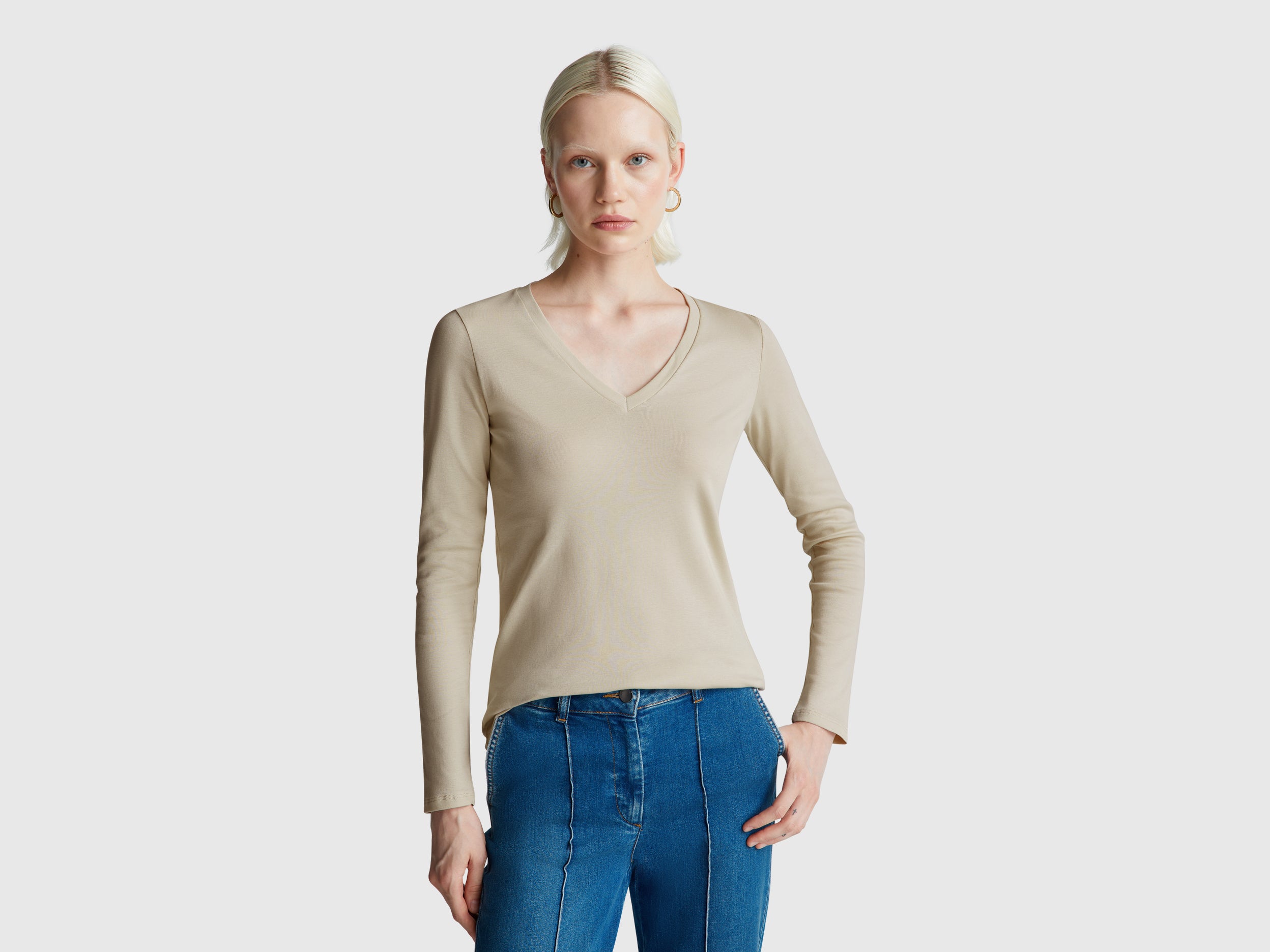 T-shirt bege com decote em V - ucb_image_F