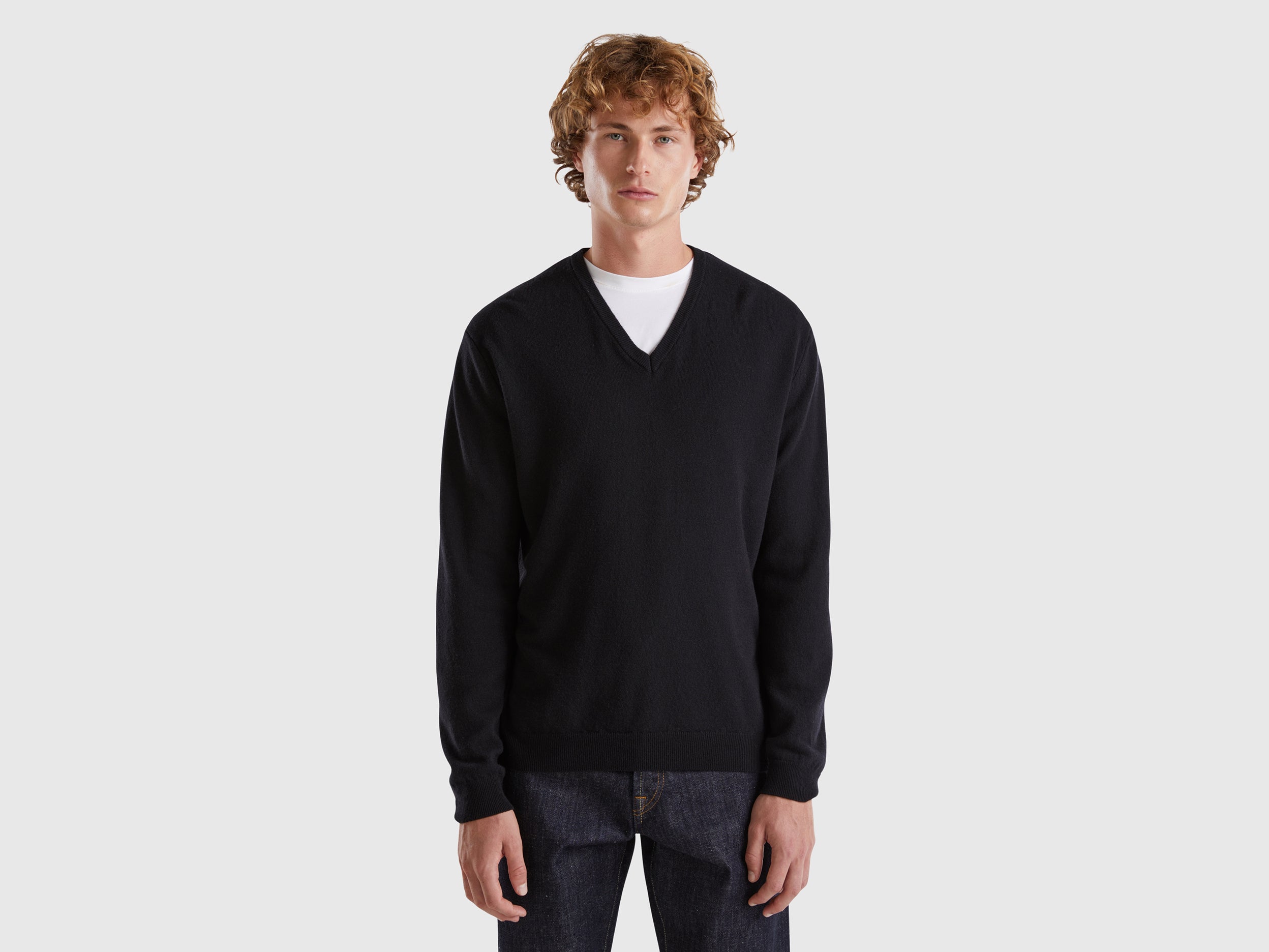 Camisola decote em V preta em pura lã Merino - ucb_image_F