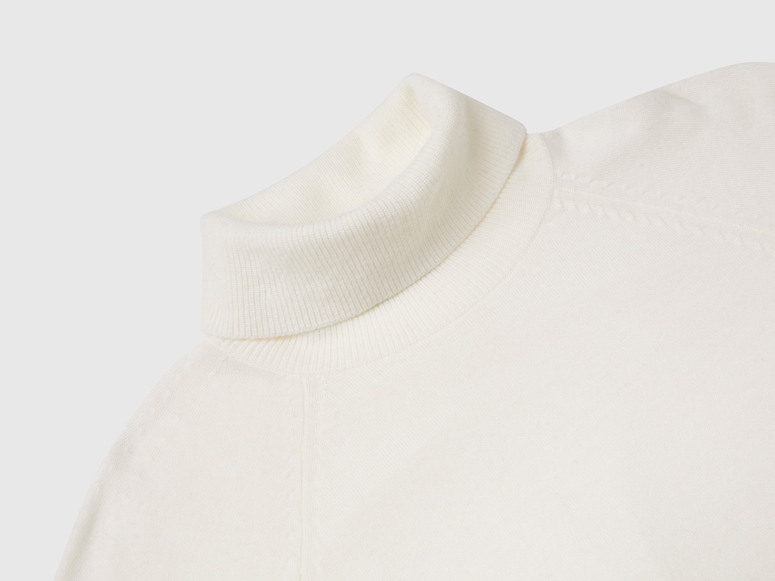 Camisola de gola alta nata em mistura de lã e caxemira. - ucb_image_DS1