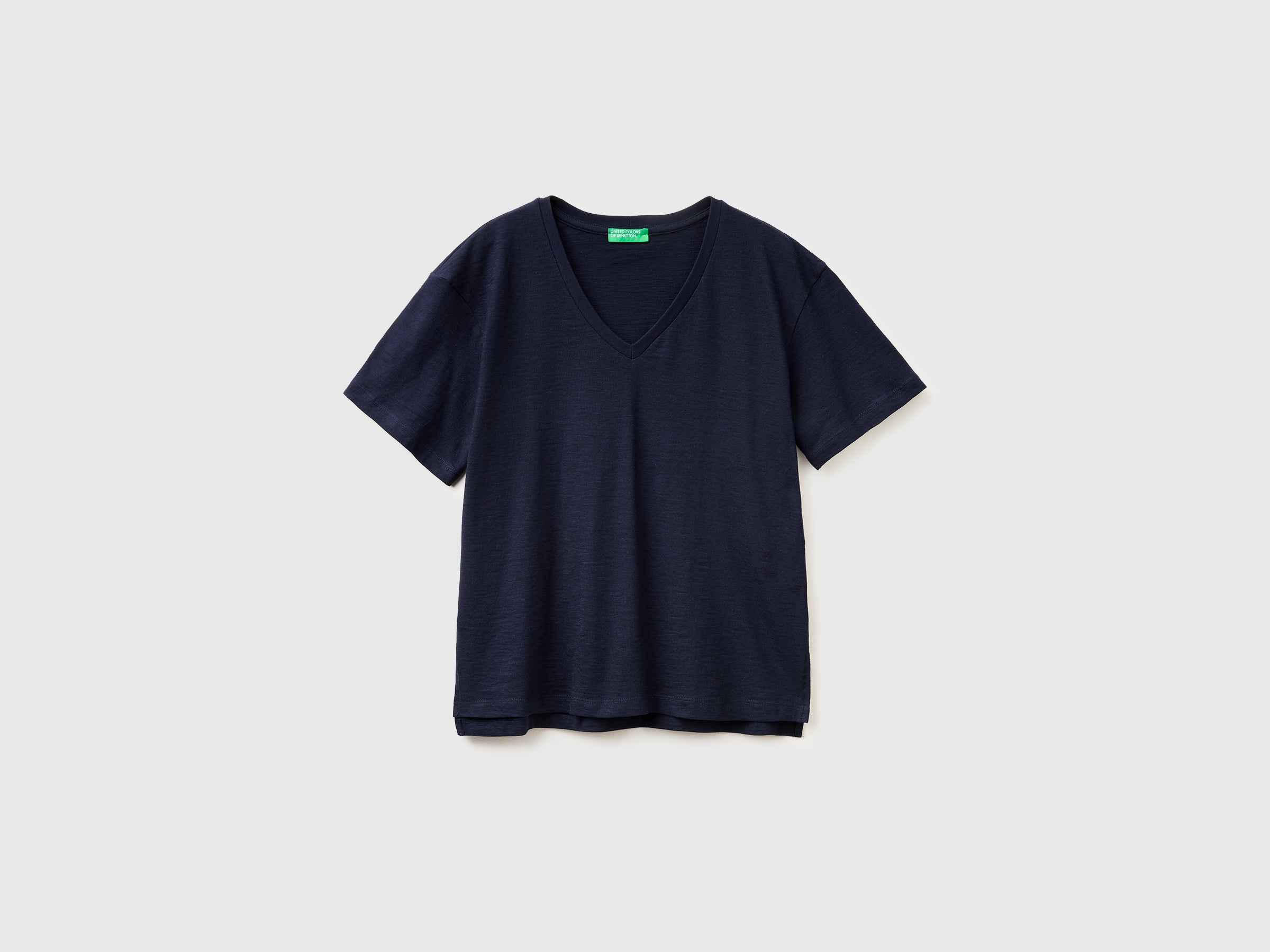 V-neck t-shirt in lightweight cotton - ucb_image_FS
