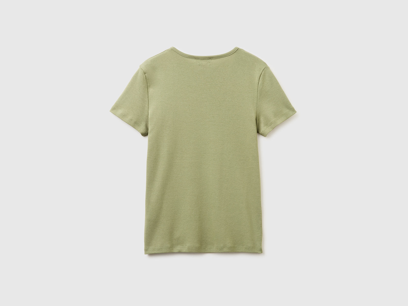 Slim fit t-shirt with V-neck - ucb_image_BS