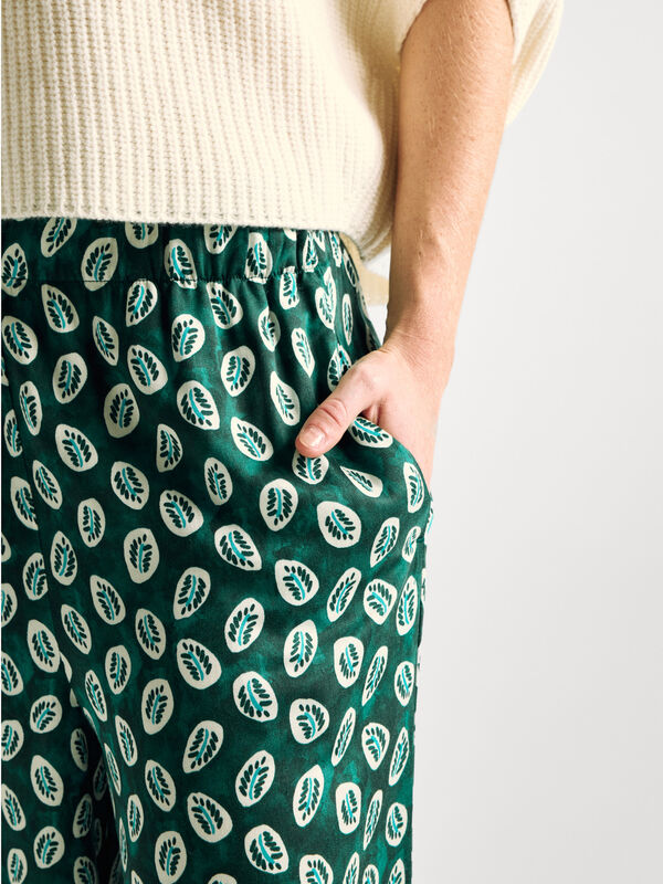 Flowy trousers with bandana print Women