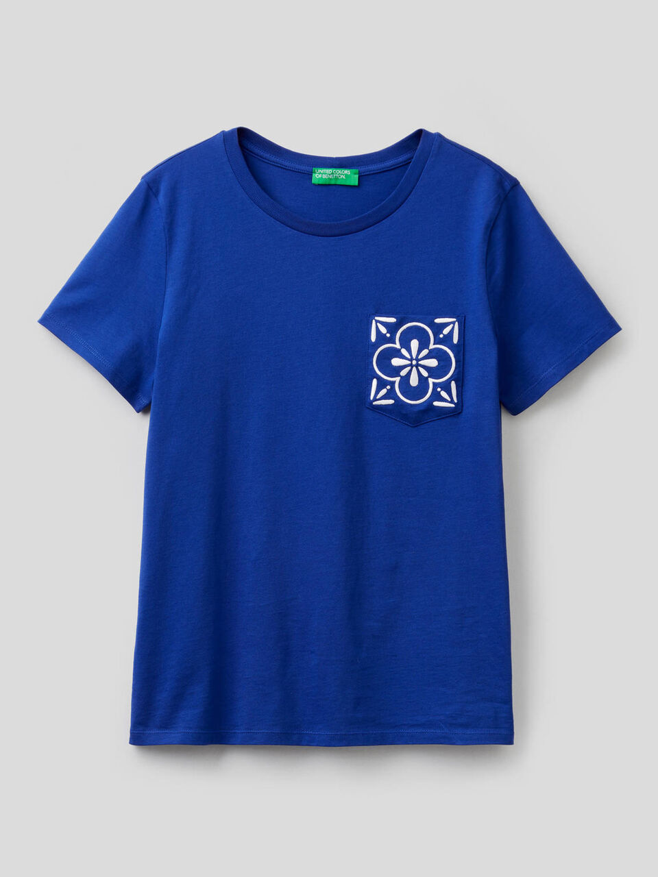 T-shirt with embroidered pocket image number 1