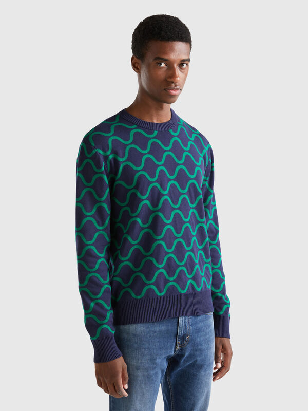 Reversible sweater with wavy motif