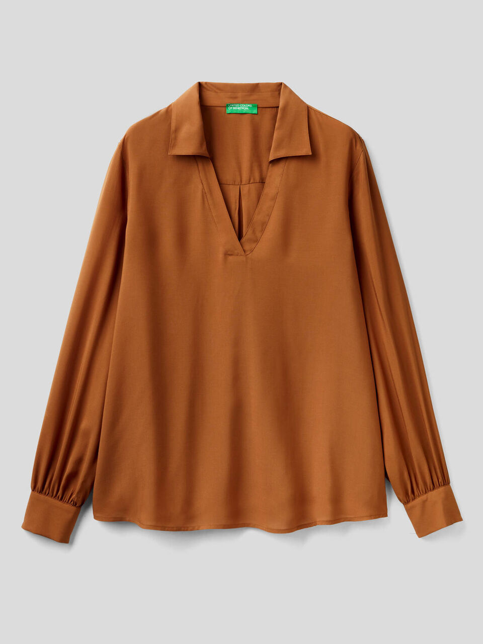 Flowy shirt with V-neck image number 1