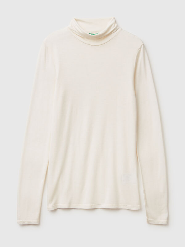 Turtleneck t-shirt in viscose and cashmere blend Turtleneck t-shirt in viscose and cashmere blend Women