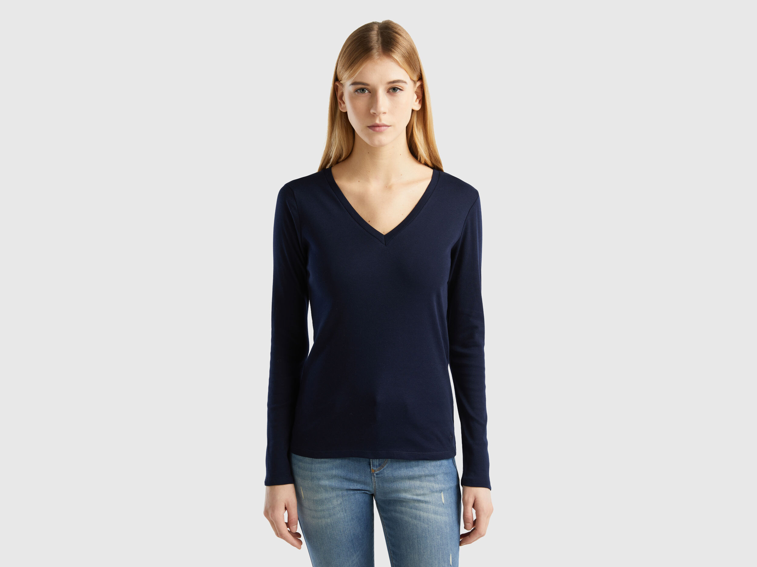 Dark blue v neck t shirt shop