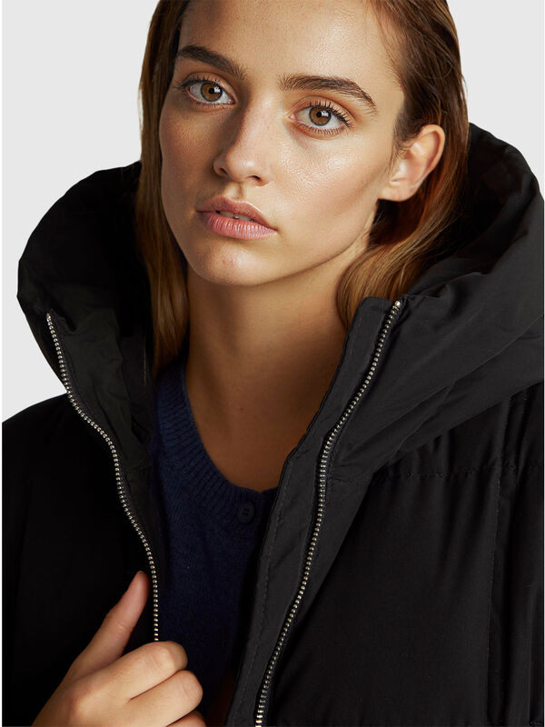 Short down jacket padded with recycled feathers Women