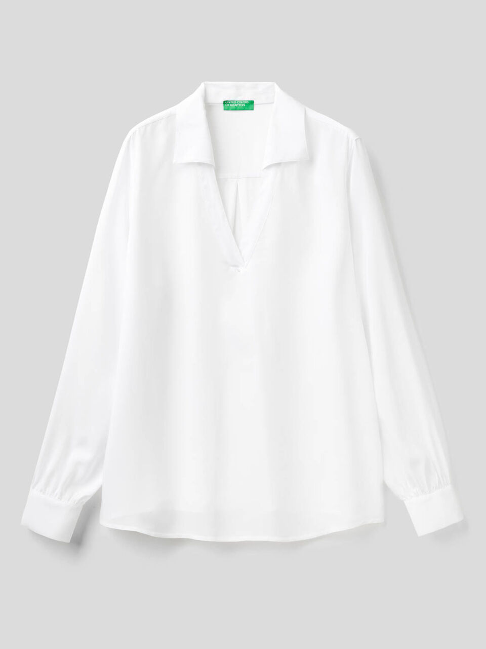 Flowy shirt with V-neck image number 1