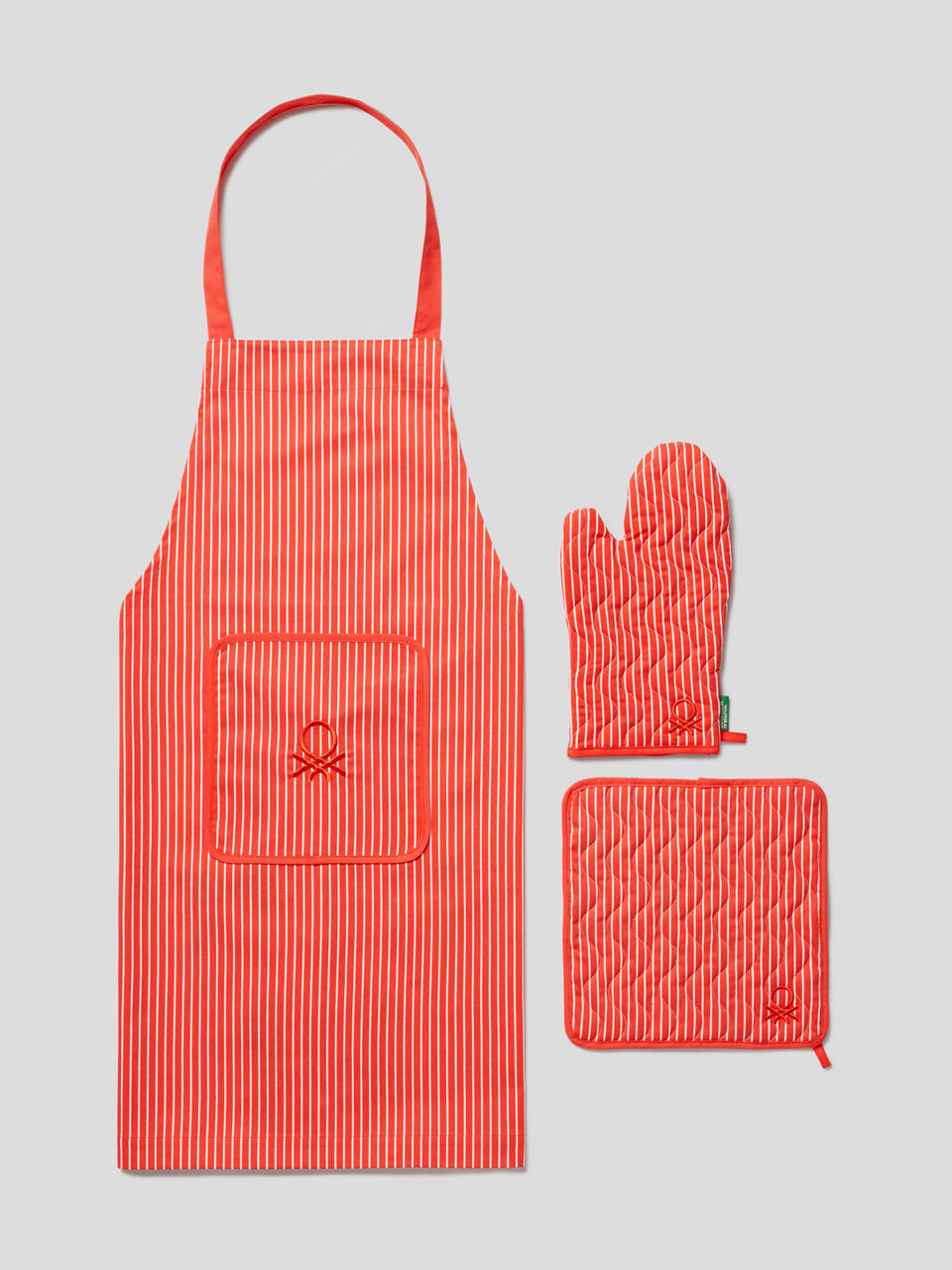 Apron, pot holder and oven mitt set image number 1